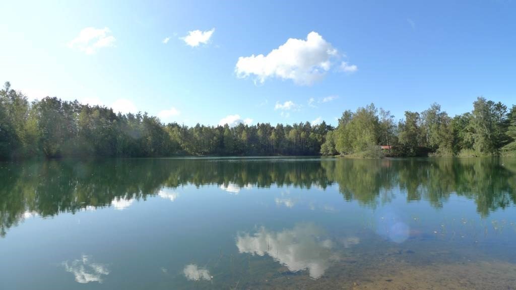 Lågupplöst Lågupplöst Fin liten sjö nära tomten