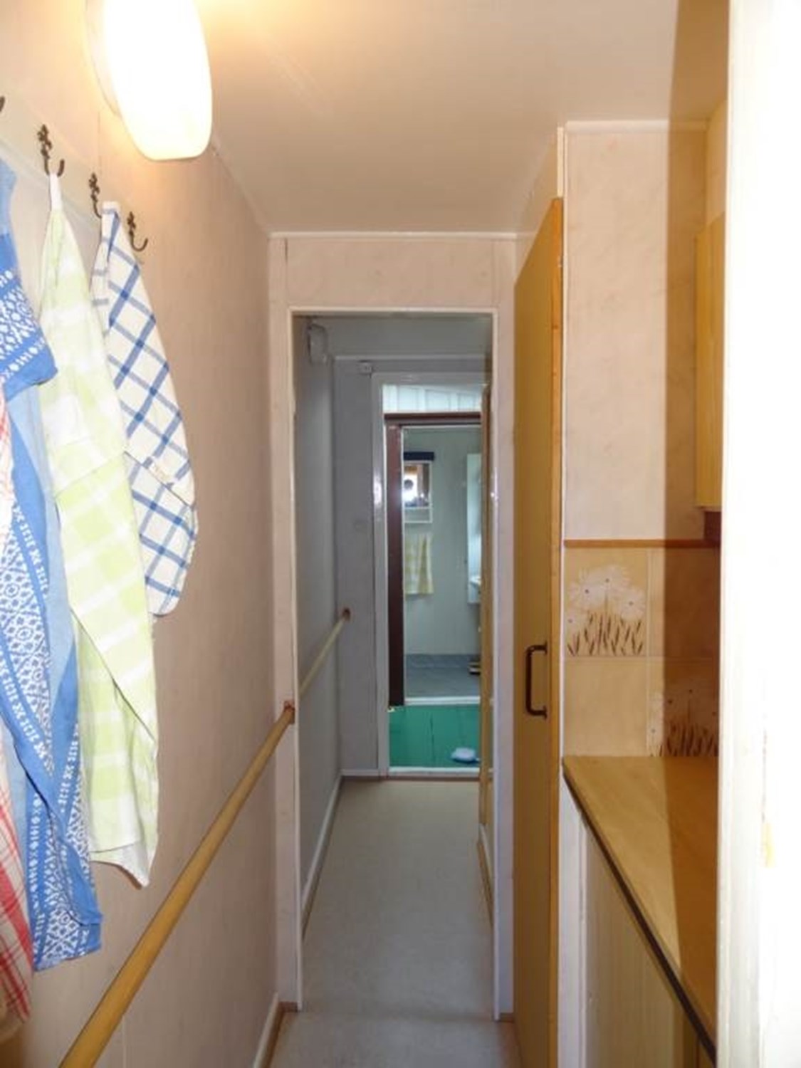 Lågupplöst Passage mot wc och dusch