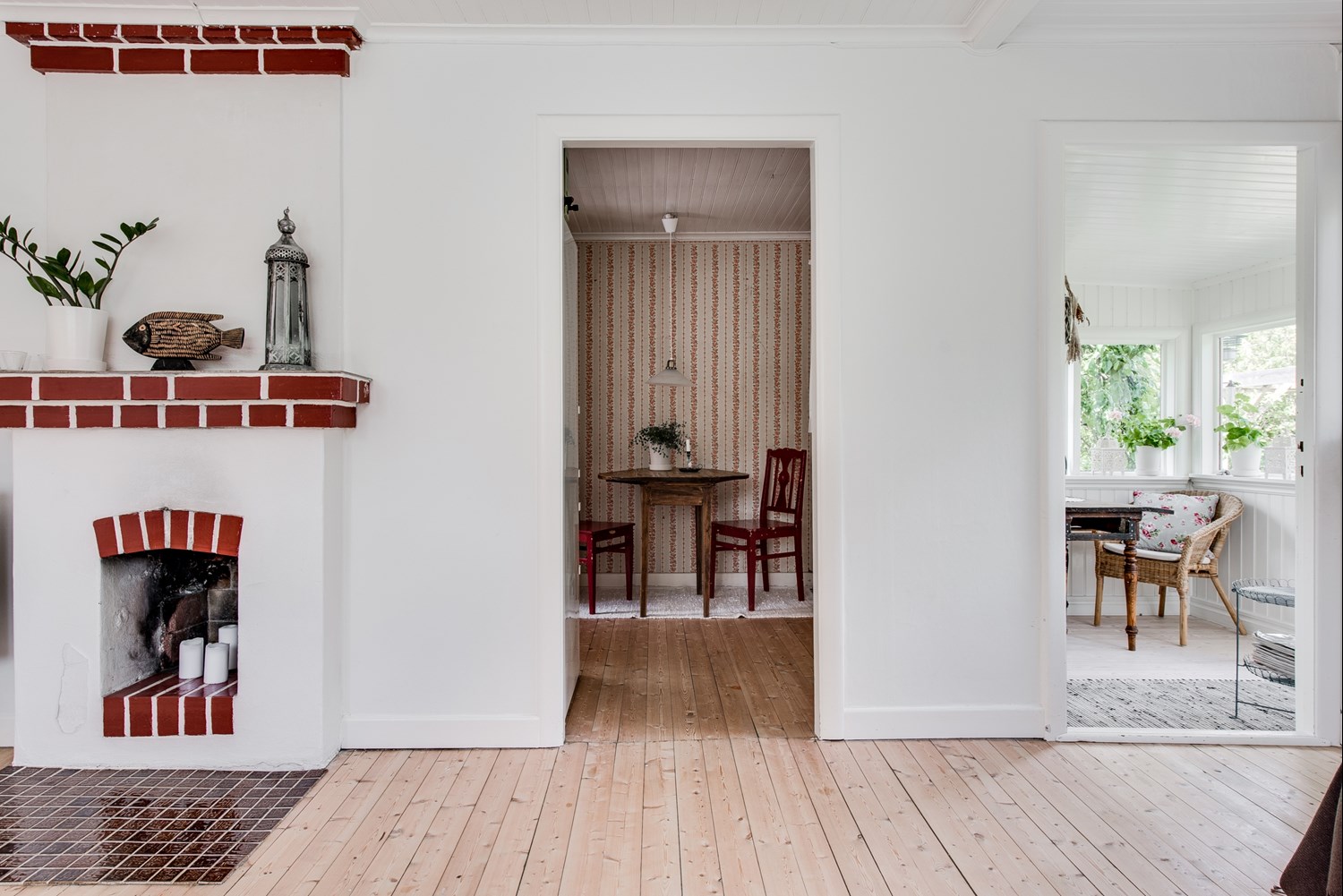 Mot verandan och matplatsen