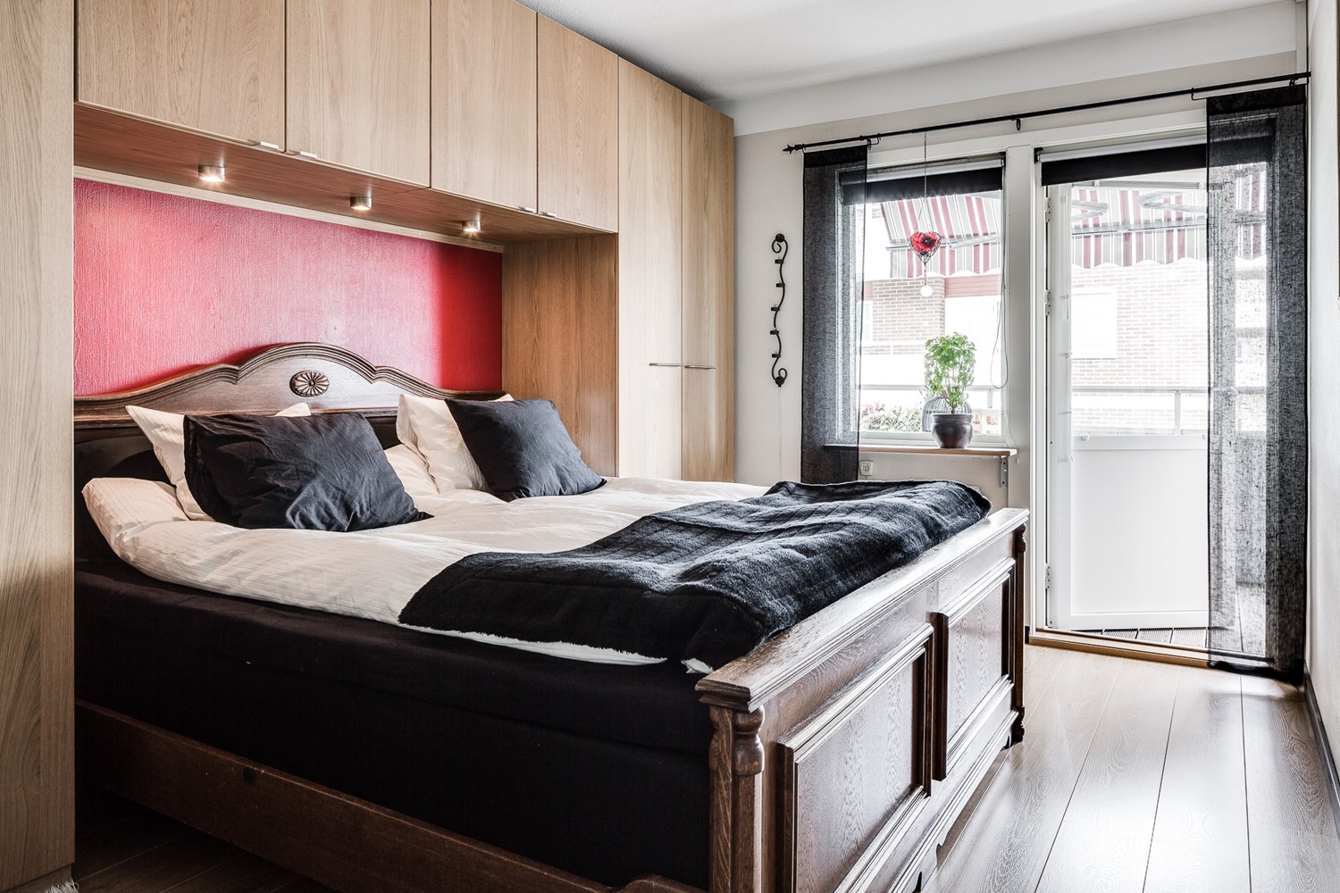 Sovrum 1 med praktisk garderob