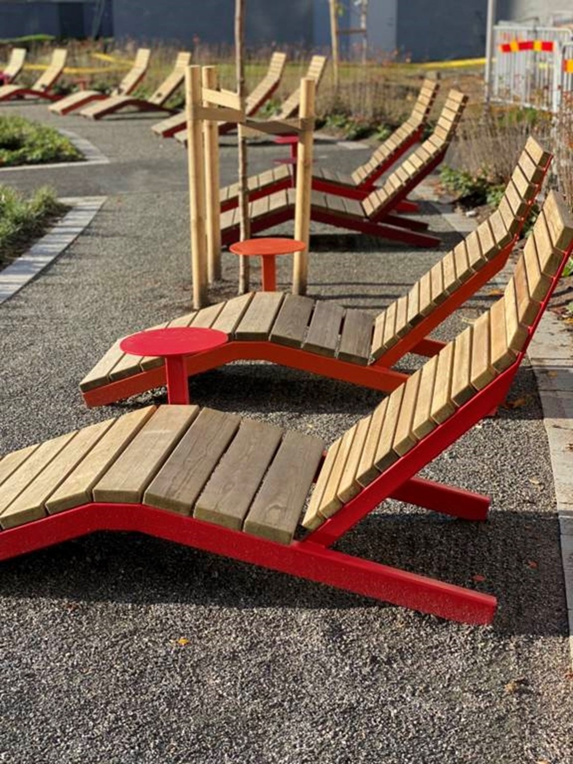 Lågupplöst På gården finns gemensamma solstolar