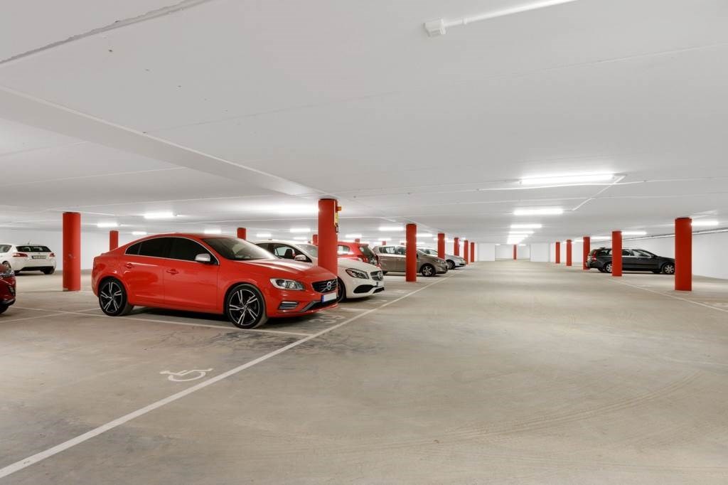 Lågupplöst Garage finns under huset