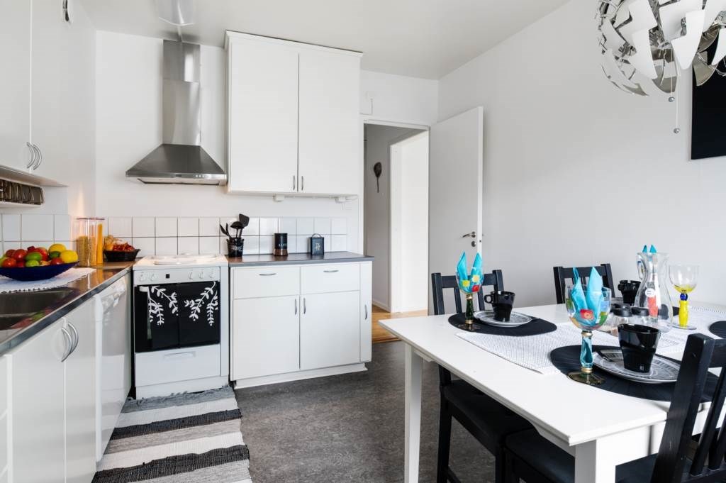 Lågupplöst Trivsam kök med plats för matbordet
