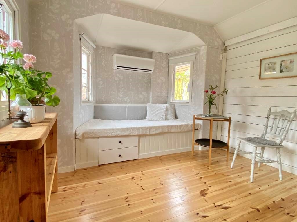 Lågupplöst Platsbyggd säng/soffa med praktisk förvaring. 