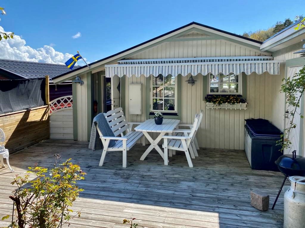 Lågupplöst Skyddad uteplats med markis vid entrén 