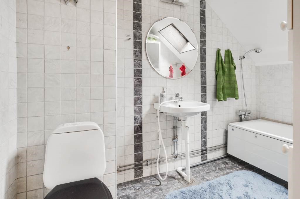 Lågupplöst Helkaklat badrummet med badkar