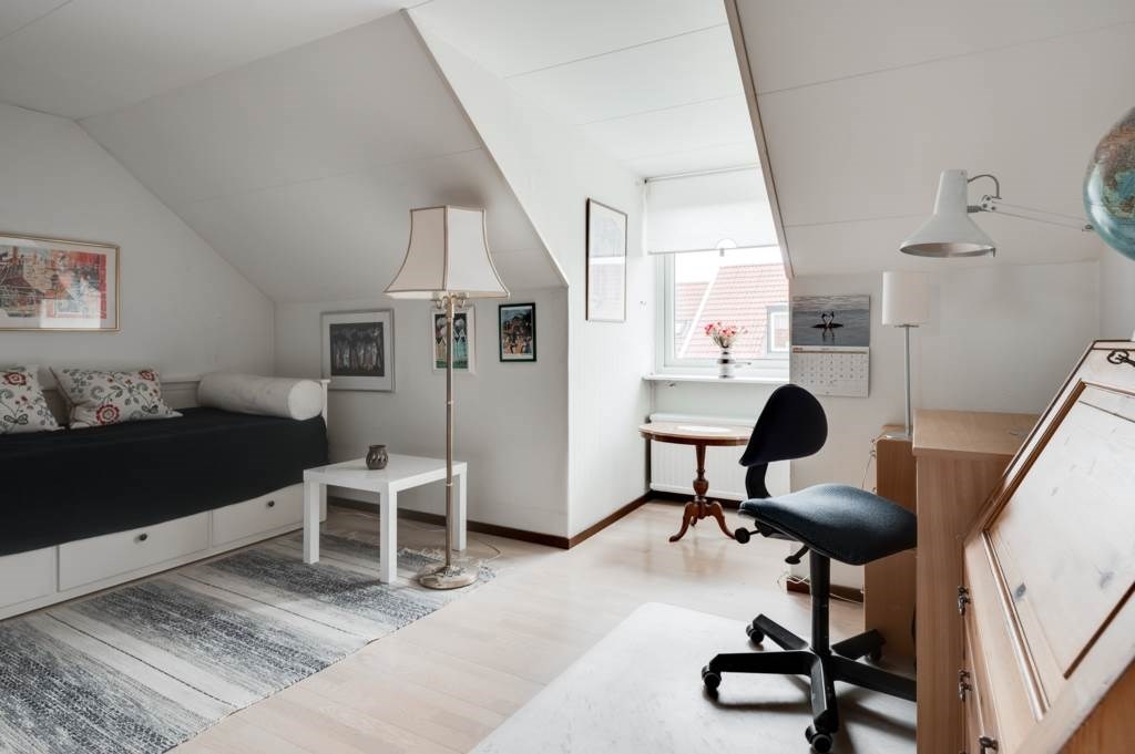 Lågupplöst Här för vi plats med säng och skrivhörna