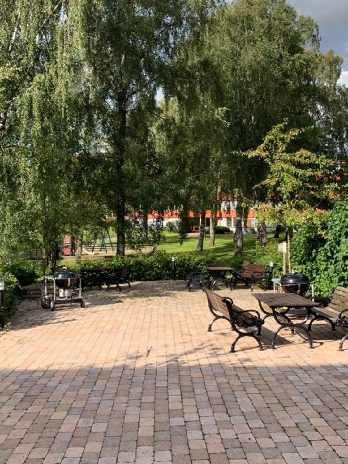 Lågupplöst Gemensam grillplats på gården