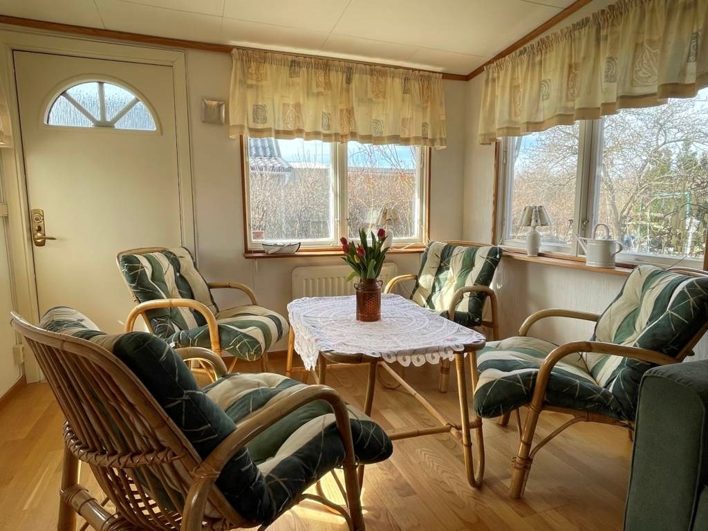 Lågupplöst Allrum i en öppen planlösning med härligt ljusflöde