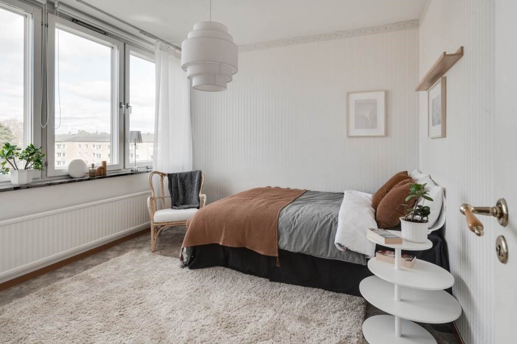 Lågupplöst Sovrum med ingång från vardagsrum, klädkammare ligger i anslutning.