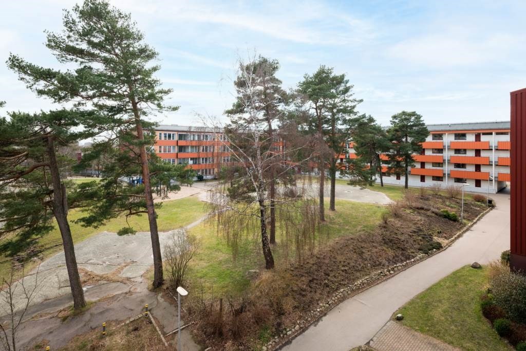 Lågupplöst Utsikt från balkongen mot vacker innergård