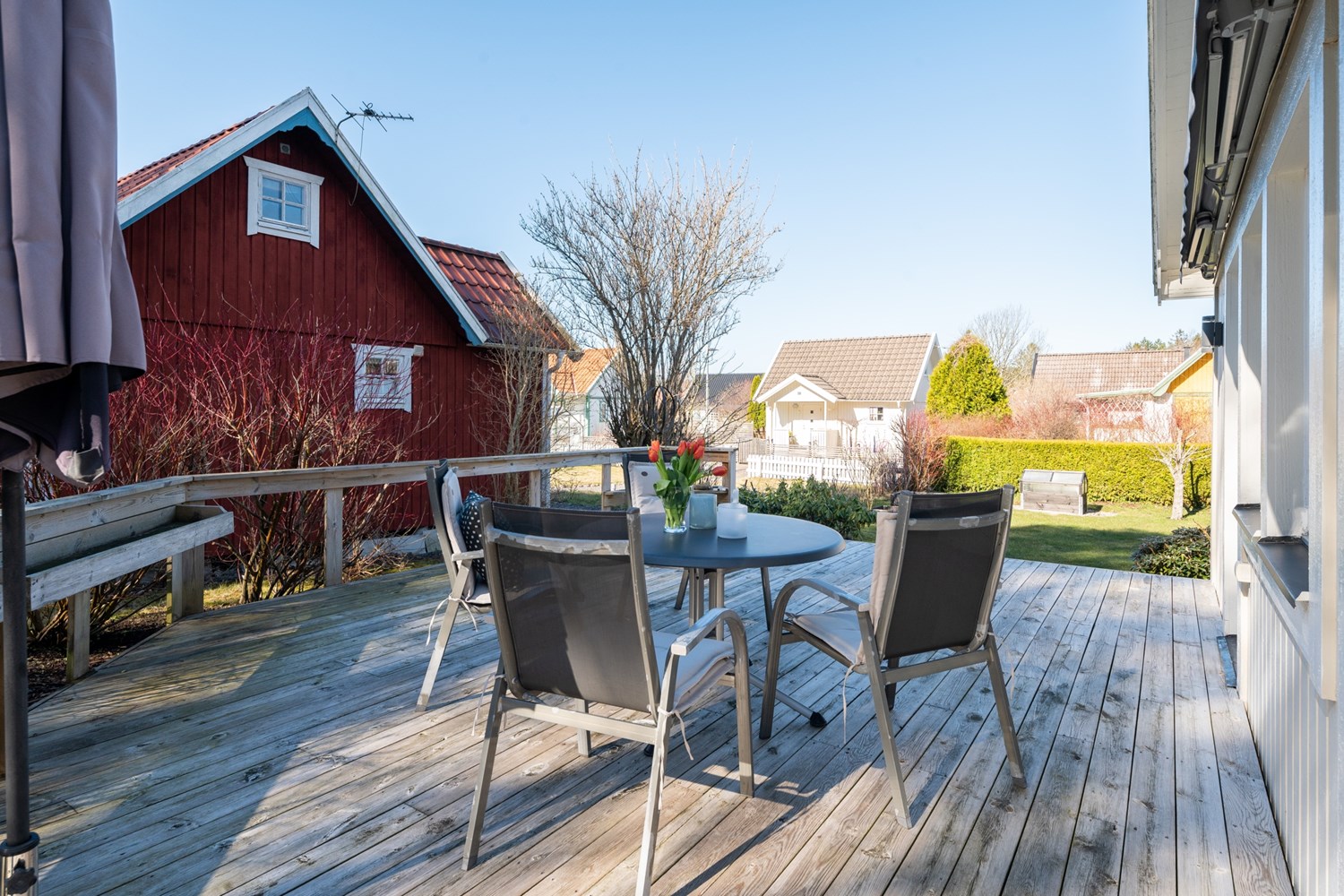 Altan och uteplats perfekt för sommarens alla tillställningar med familj och vänner