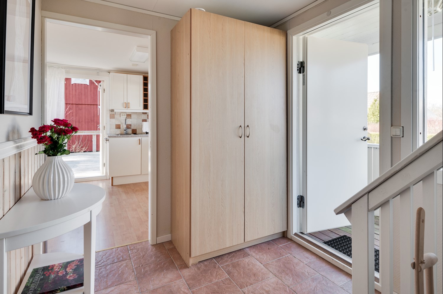 Välkomnande hall med förvaring i form av garderob.