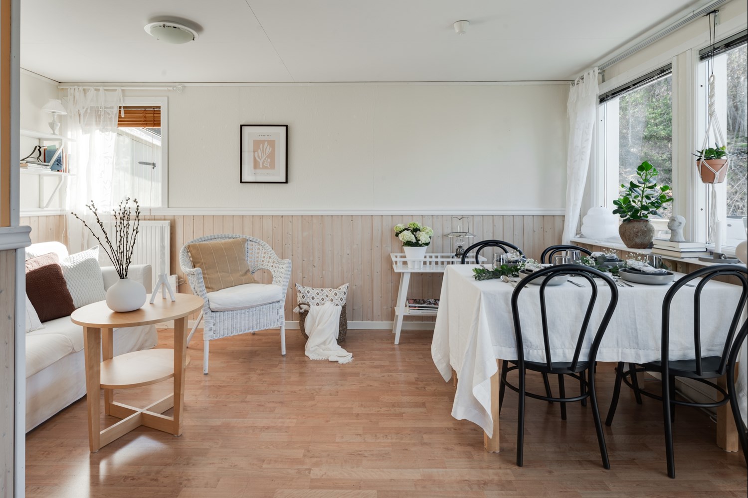 Trevligt allrum med matplats invid fönster