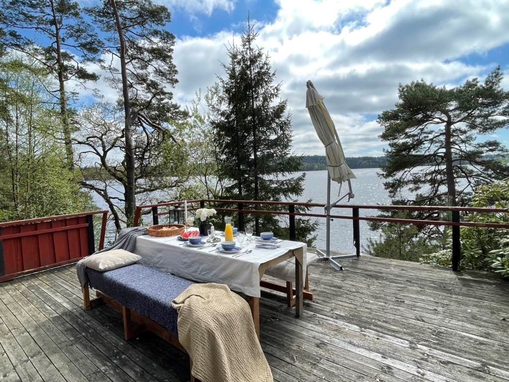 Lågupplöst Stor altan med fri utsikt över sjön