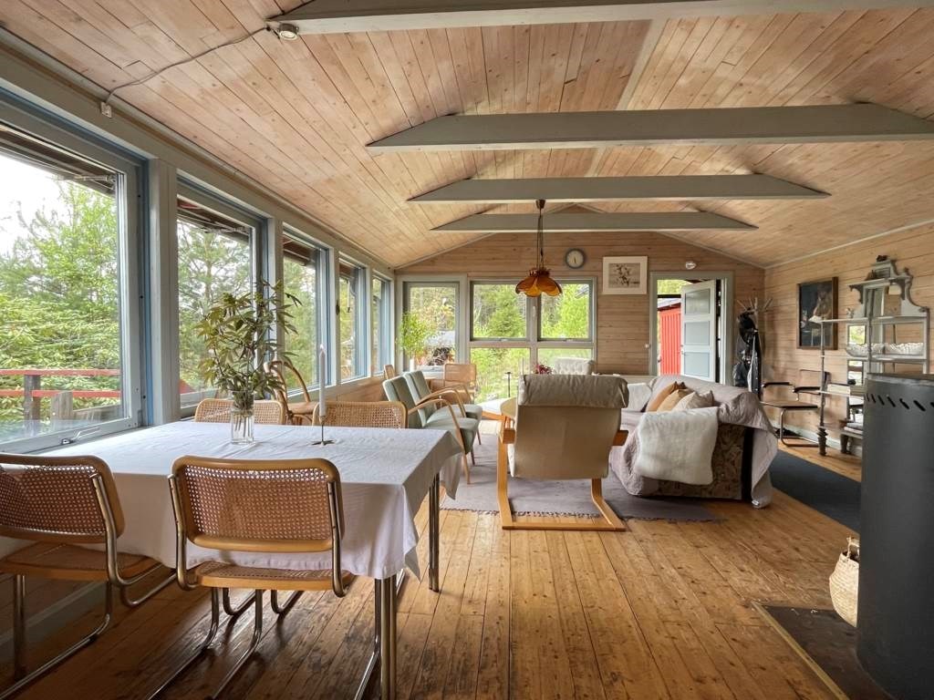 Lågupplöst Socialt och rymligt allrum med stora fönsterpartier.