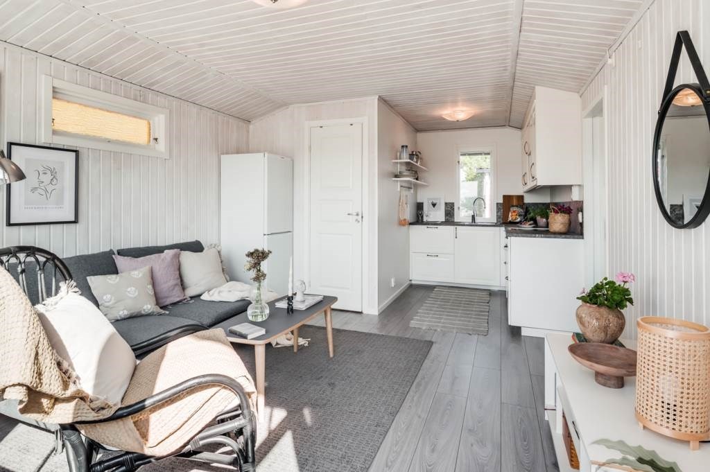 Lågupplöst Öppen planlösning mellan allrum och kök med fönster åt två håll      