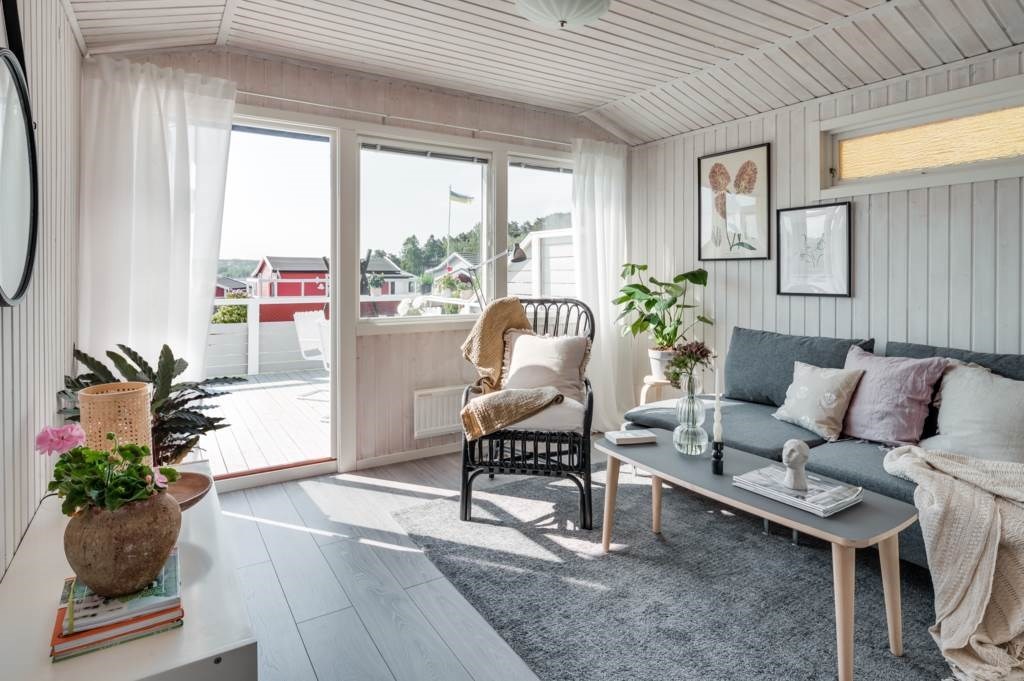 Lågupplöst Socialt allrum med vackert ljusinsläpp och lättmöblerade ytor