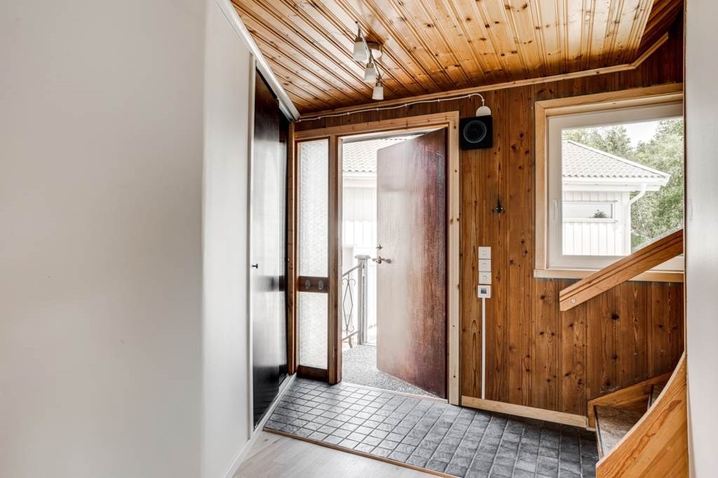 Lågupplöst Hall med garderob