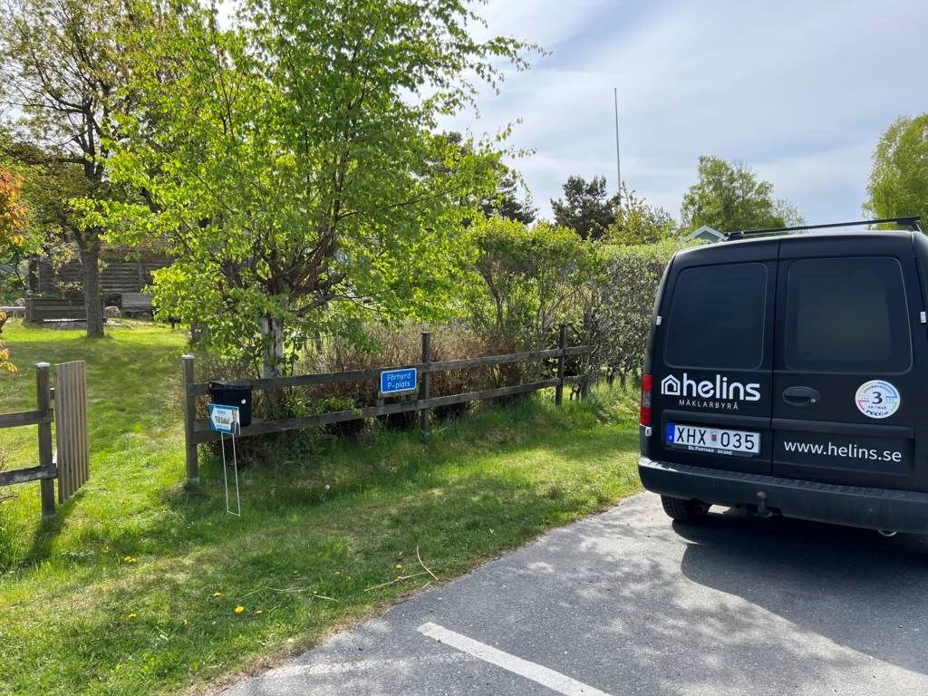 Lågupplöst Parkeringplats som tillhör stugan