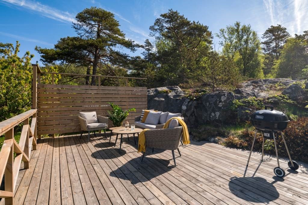 Lågupplöst Nybyggd altan med soligt och skyddat läge