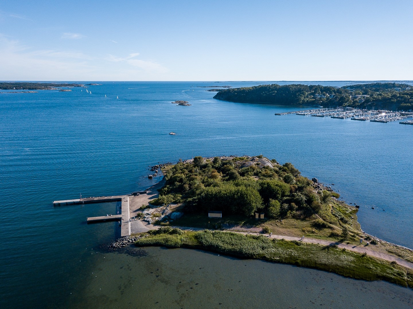 Badplats vid Marholmen nås på 5-10 minuters promenad.