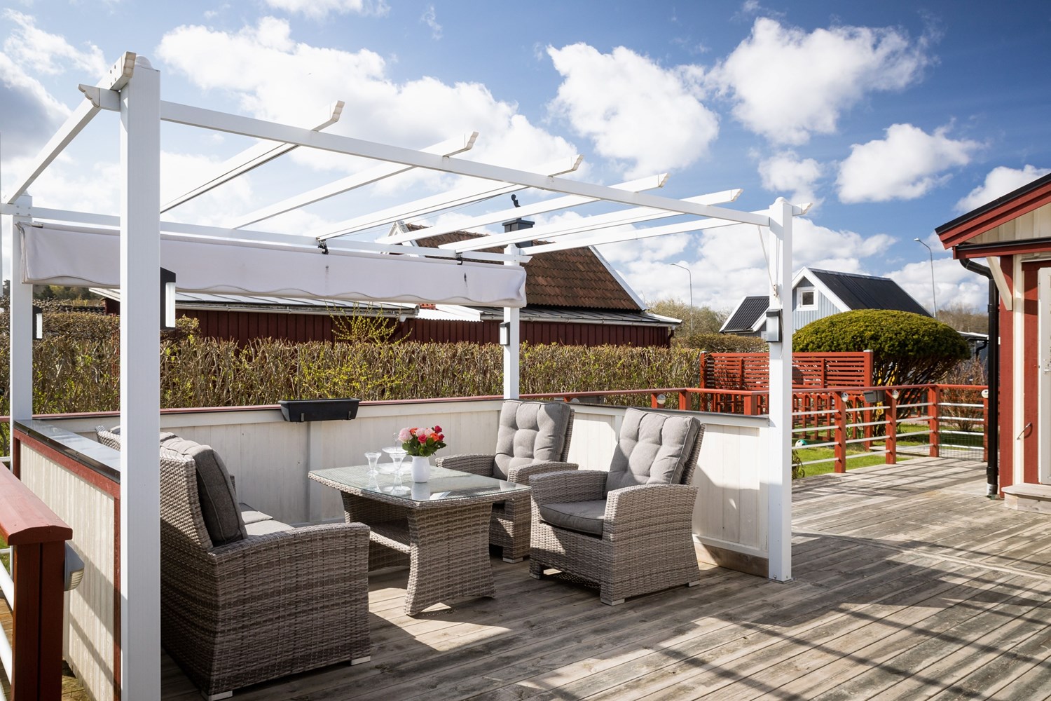 Lågupplöst Pergola med skjutbart tak.