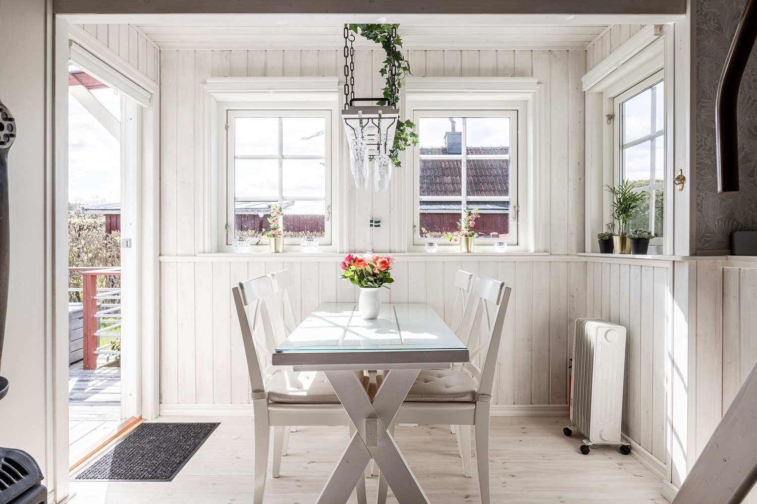 Lågupplöst Matplats med fina fönster med spröjs