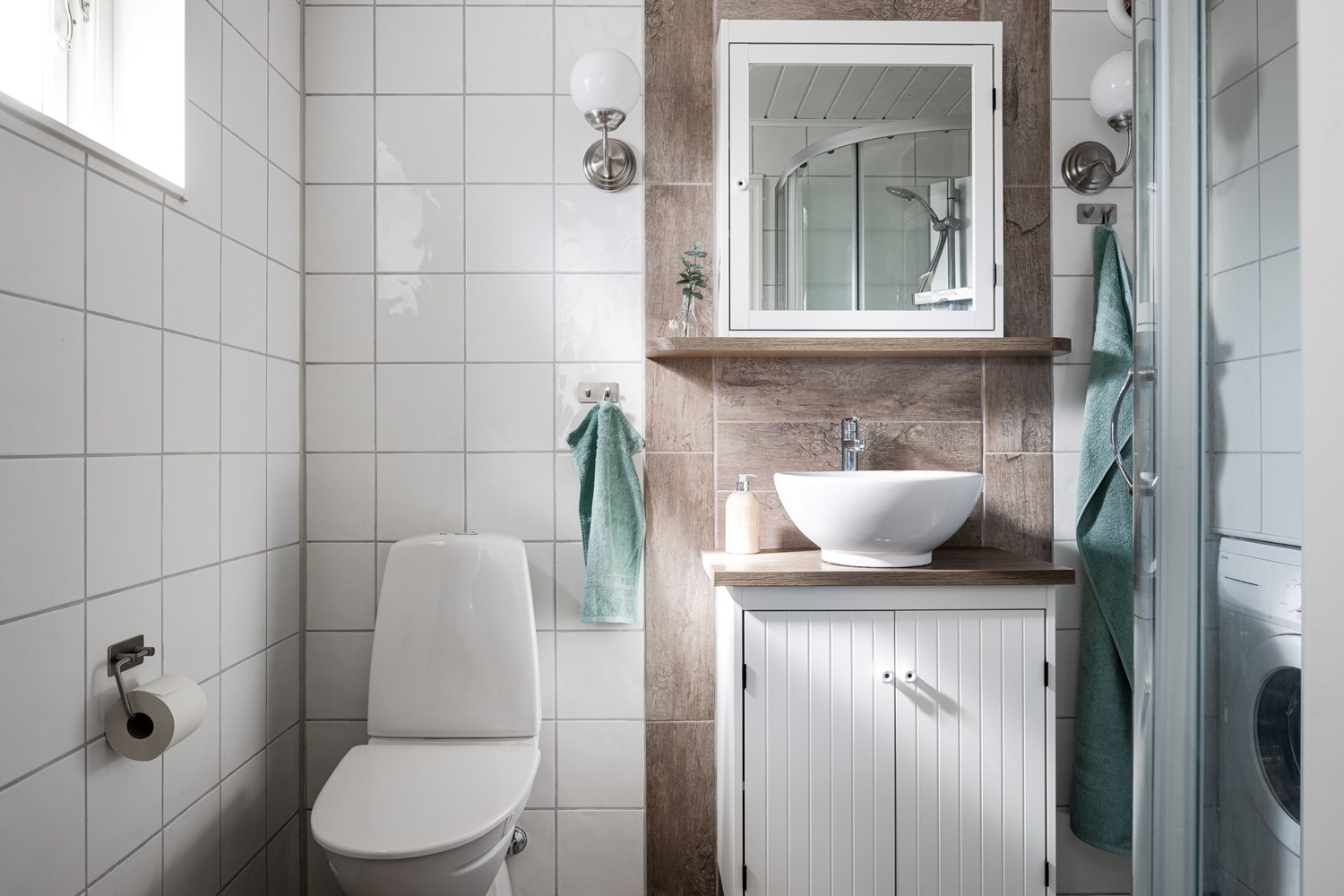 Lågupplöst Helkaklat badrum med golvvärme och tvättmaskin