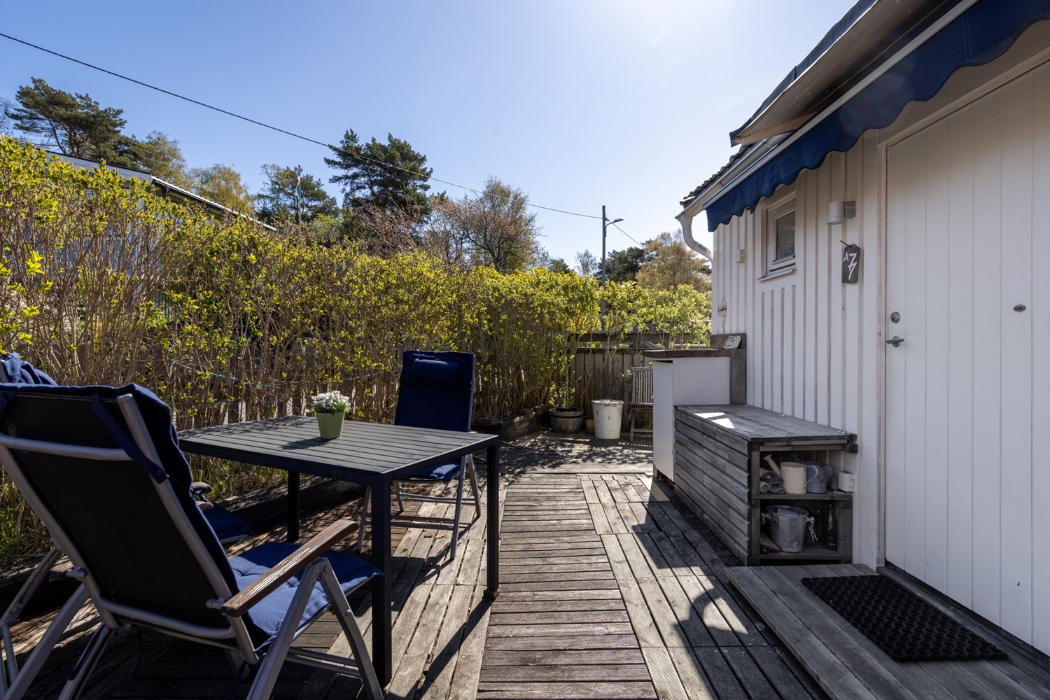 Härlig uteplats på entrésidan