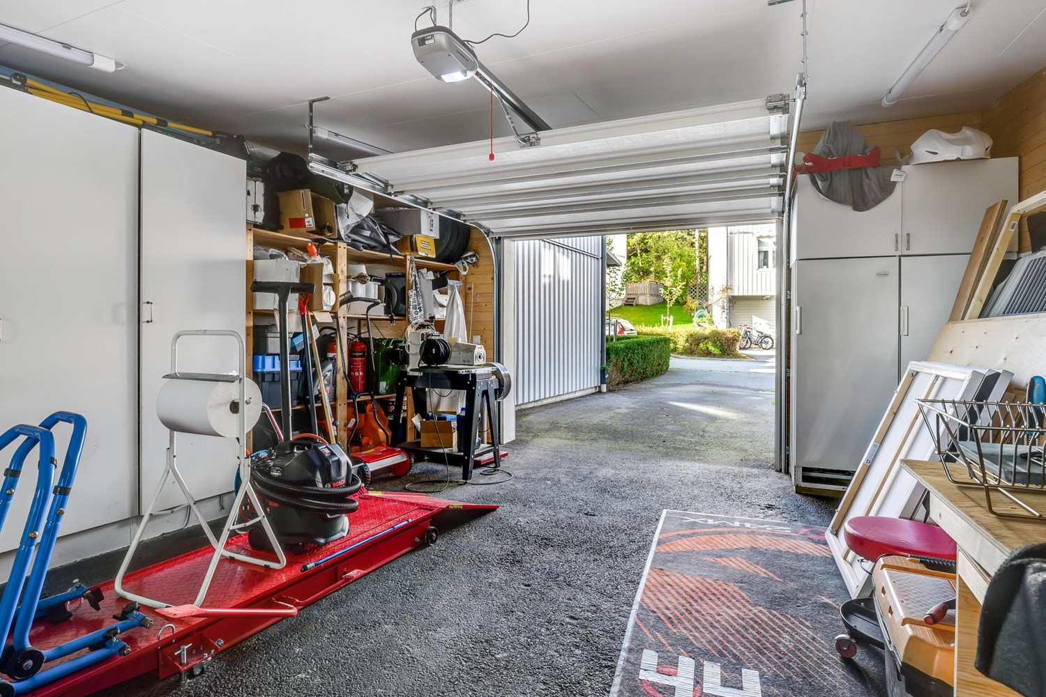 Garage om 40 kvm som är isolerat och har fjärrport