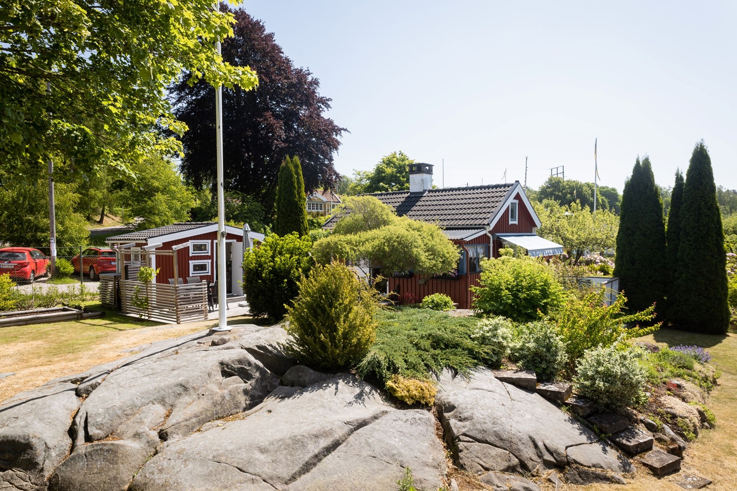 Kuperad tomt med både berg och gräsmatta