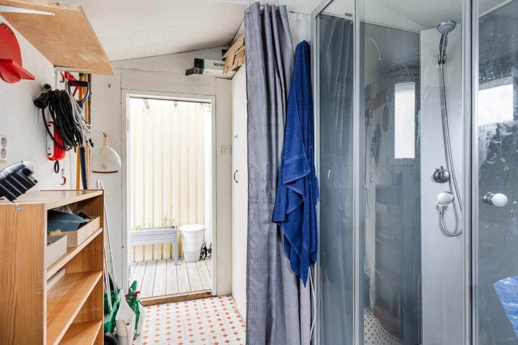 Lågupplöst Duschkabin i friggeboden