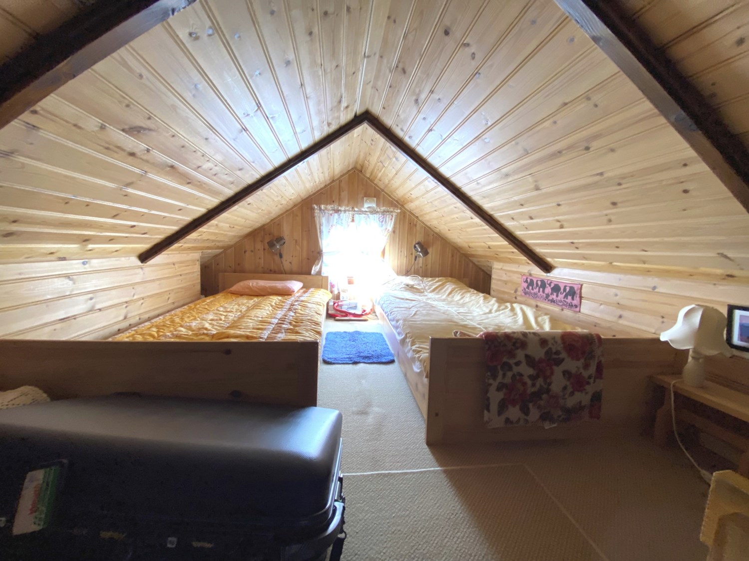 Loft med sovplatser och förråd