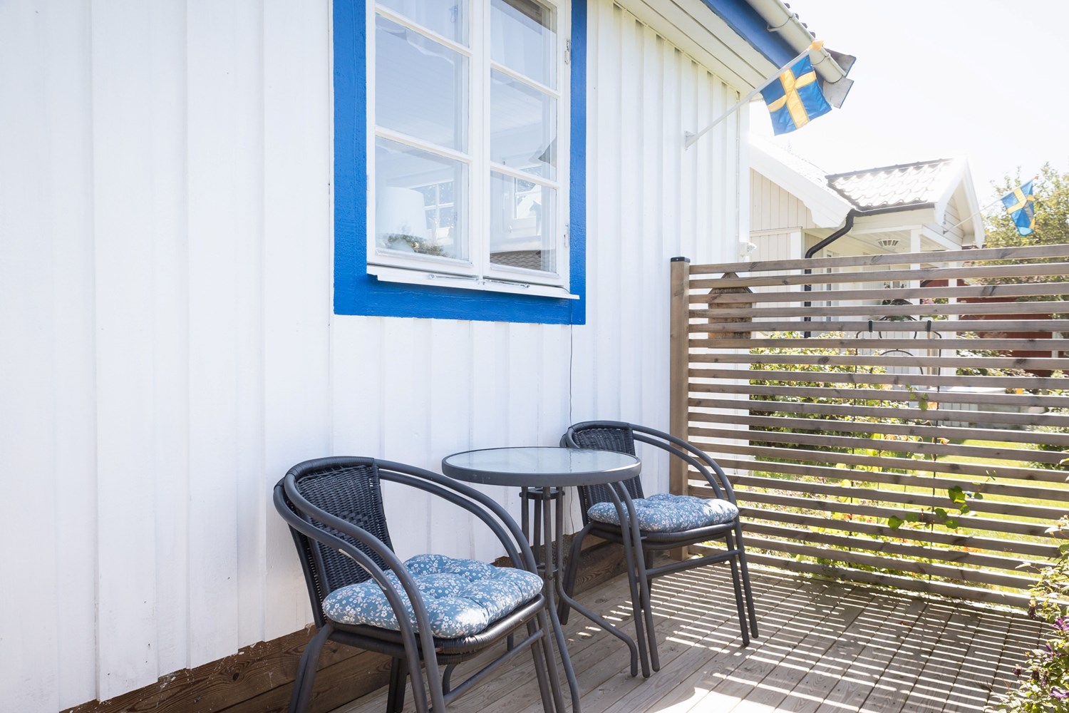 Uteplats med sol till sena kvällen