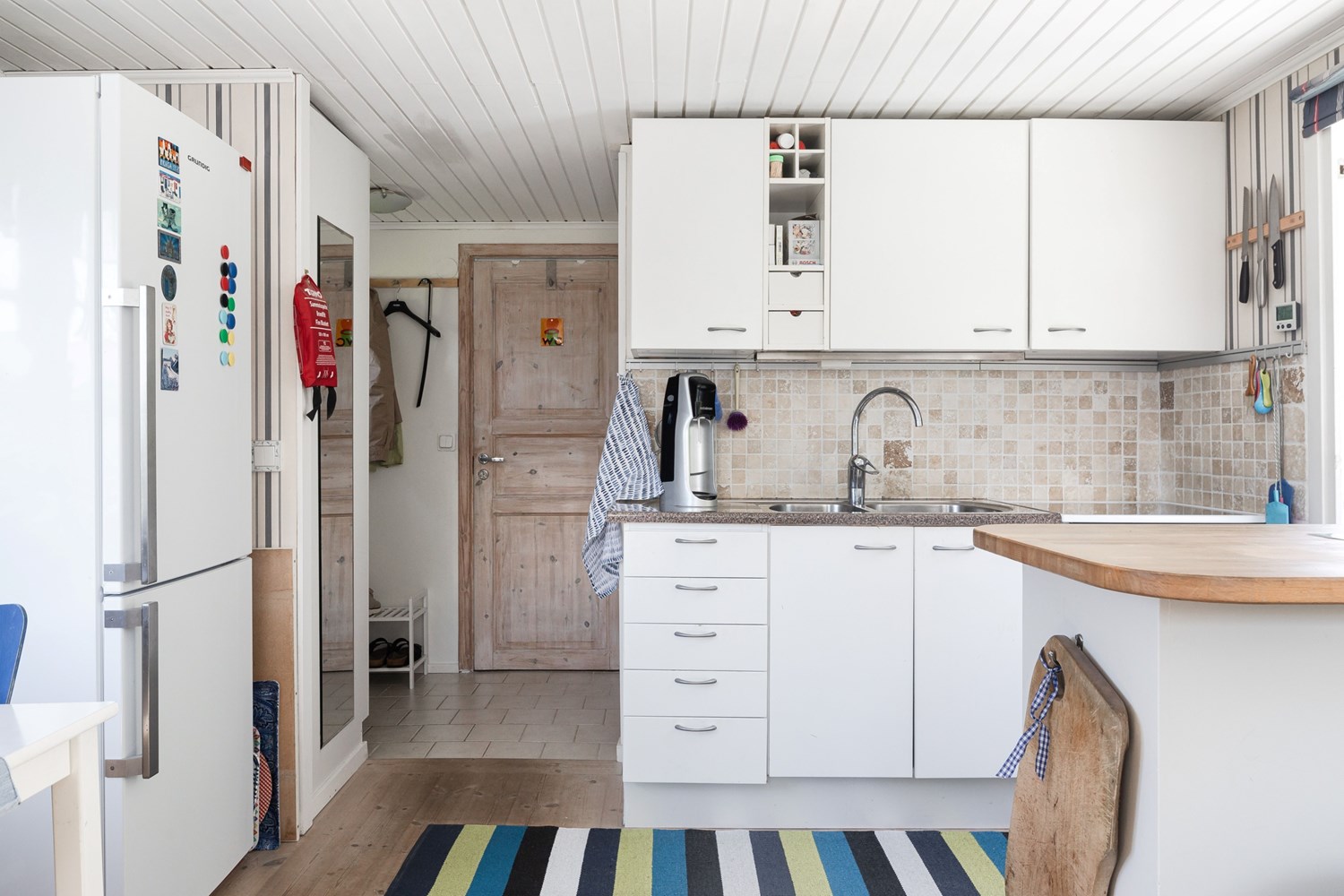 Kök i öppenplan med allrumet