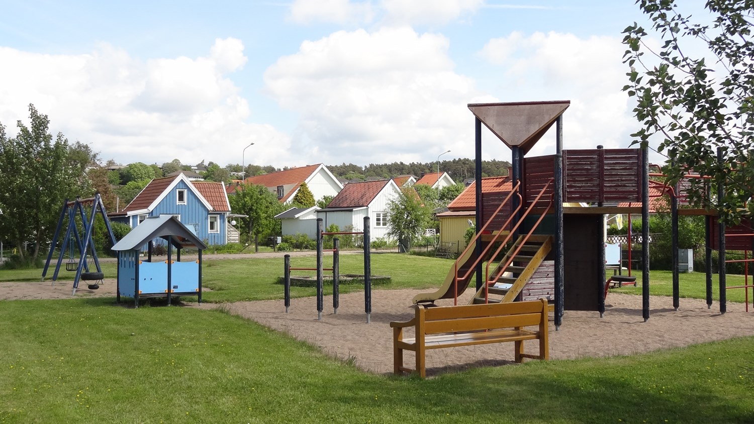 Granne med fin lekplats för barnen.