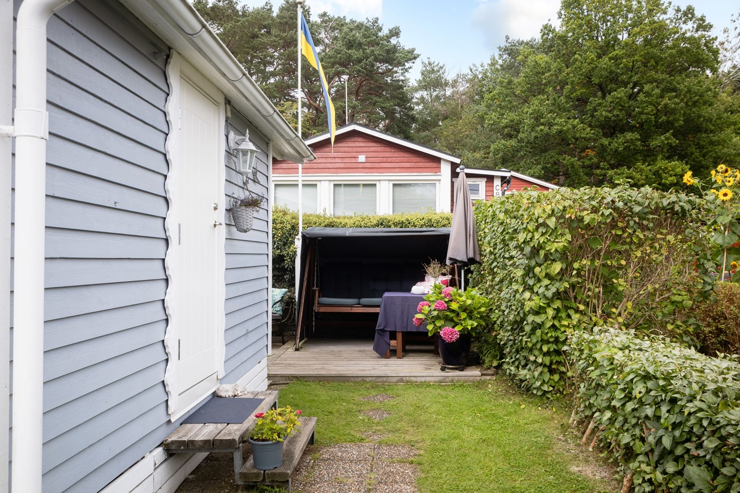 Gräsmatta vid husgaveln
