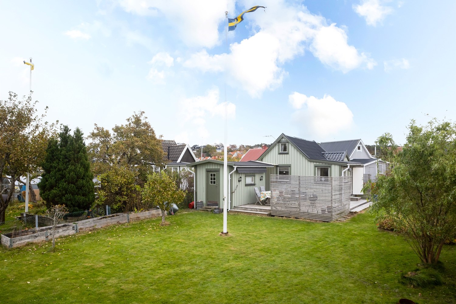 Stor trädgård med en härlig gräsmatta
