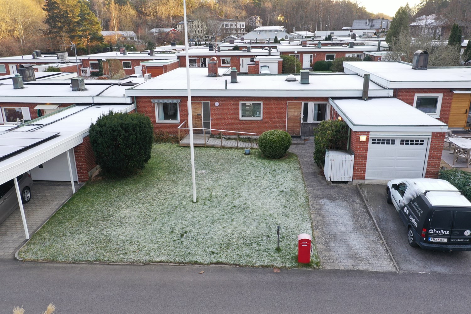 Garage och p-plats vid huset