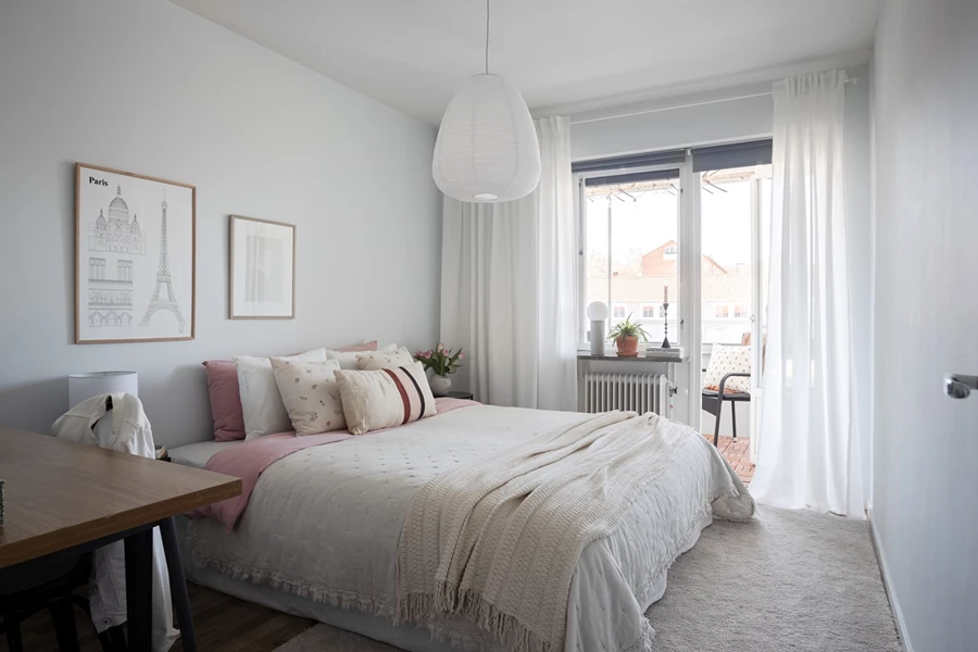 Sovrum med utgång till balkongen