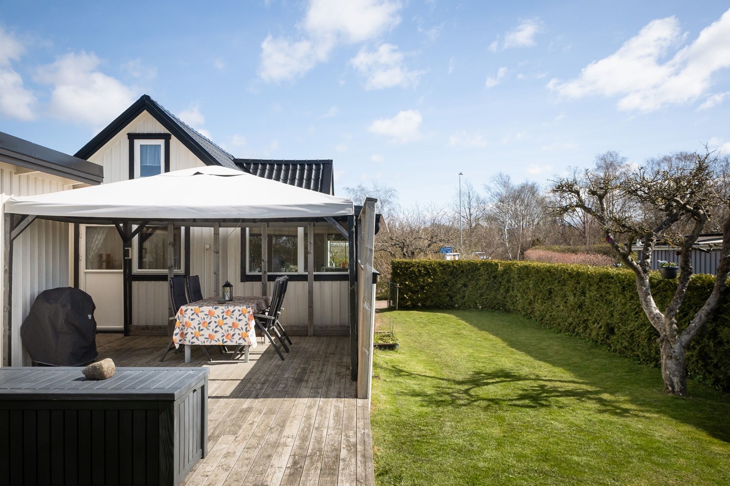 Altan med pergola i soligt västerläge