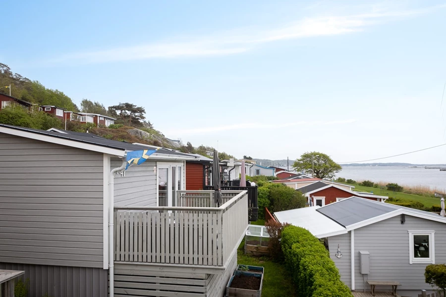 Havsnära stuga med fina badplatser på bekvämt gångavstånd.