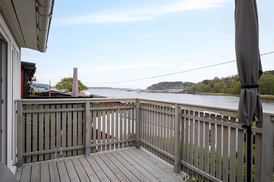 Stor altan med fantastiskt utsikt mot havet och Välenviken.