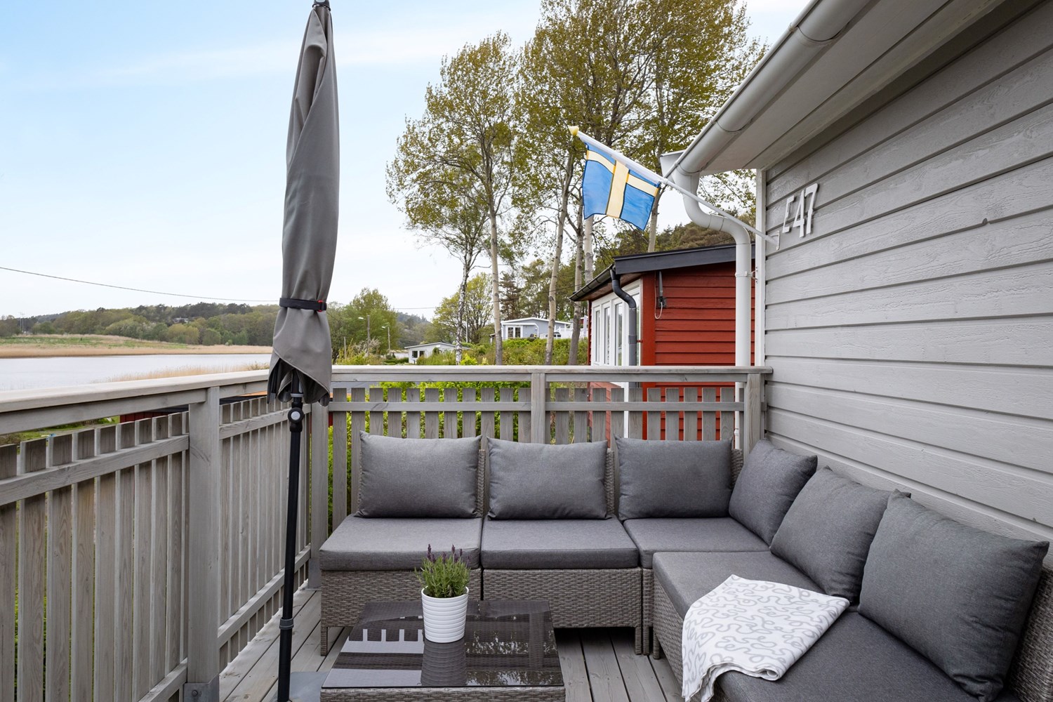 Balkong med fri utsikt och sol till sena kvällen