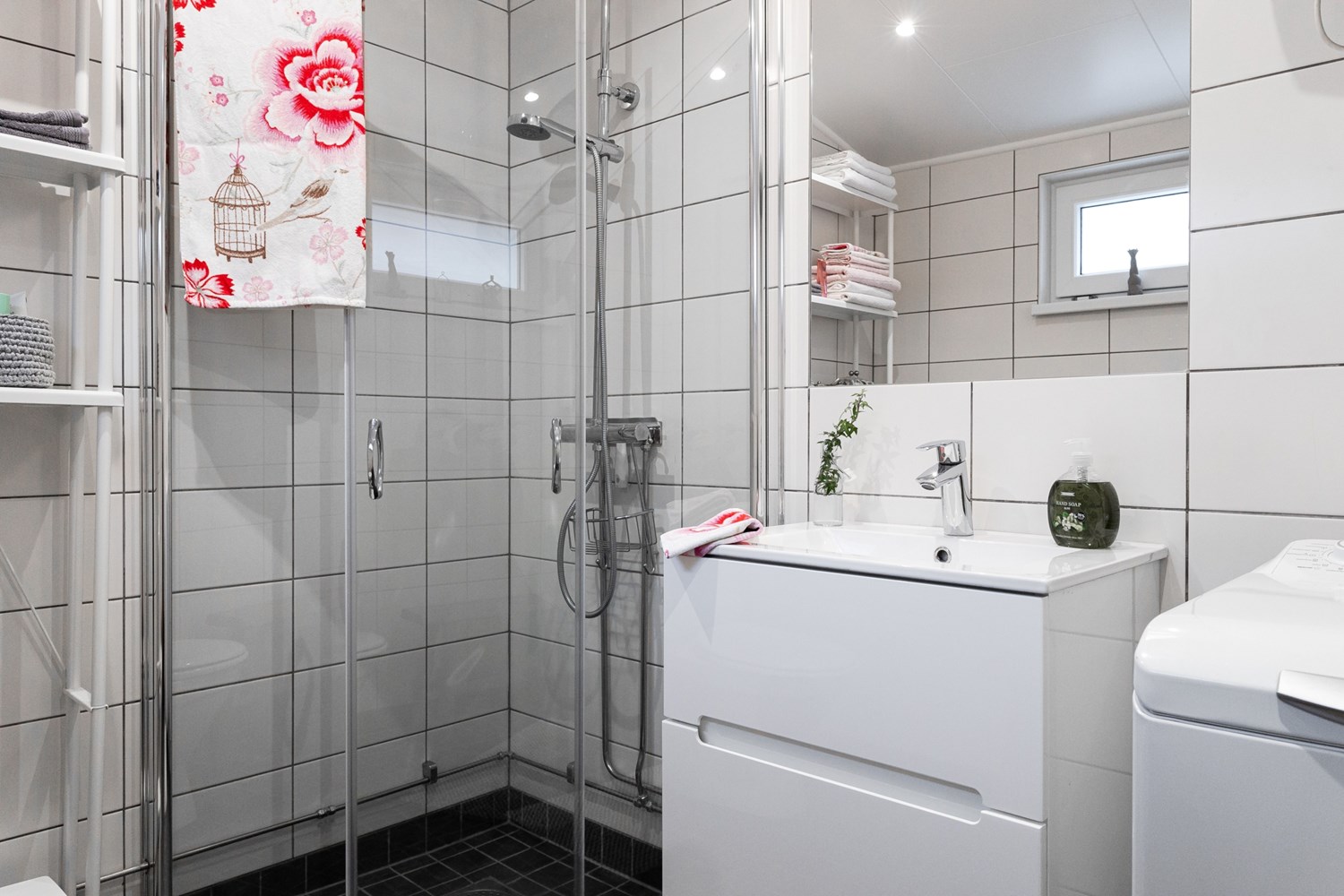Nyrenoverat badrum med dusch, handfat, WC och tvättmaskin