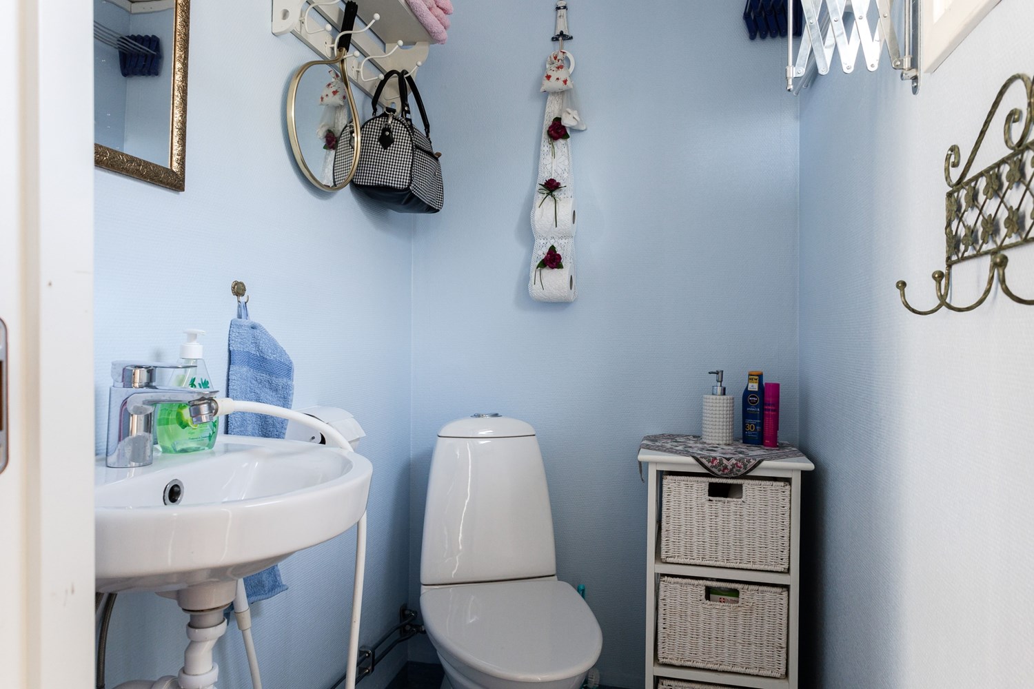 WC med mnöjlighet att göra en dusch, här finns en golvbrunn