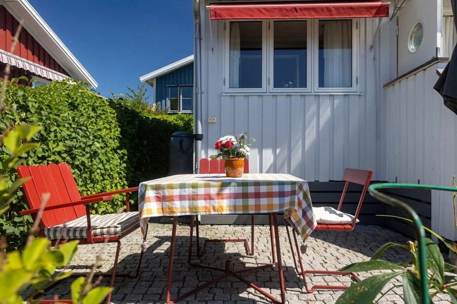 Stenlagd uteplats med kvällsol