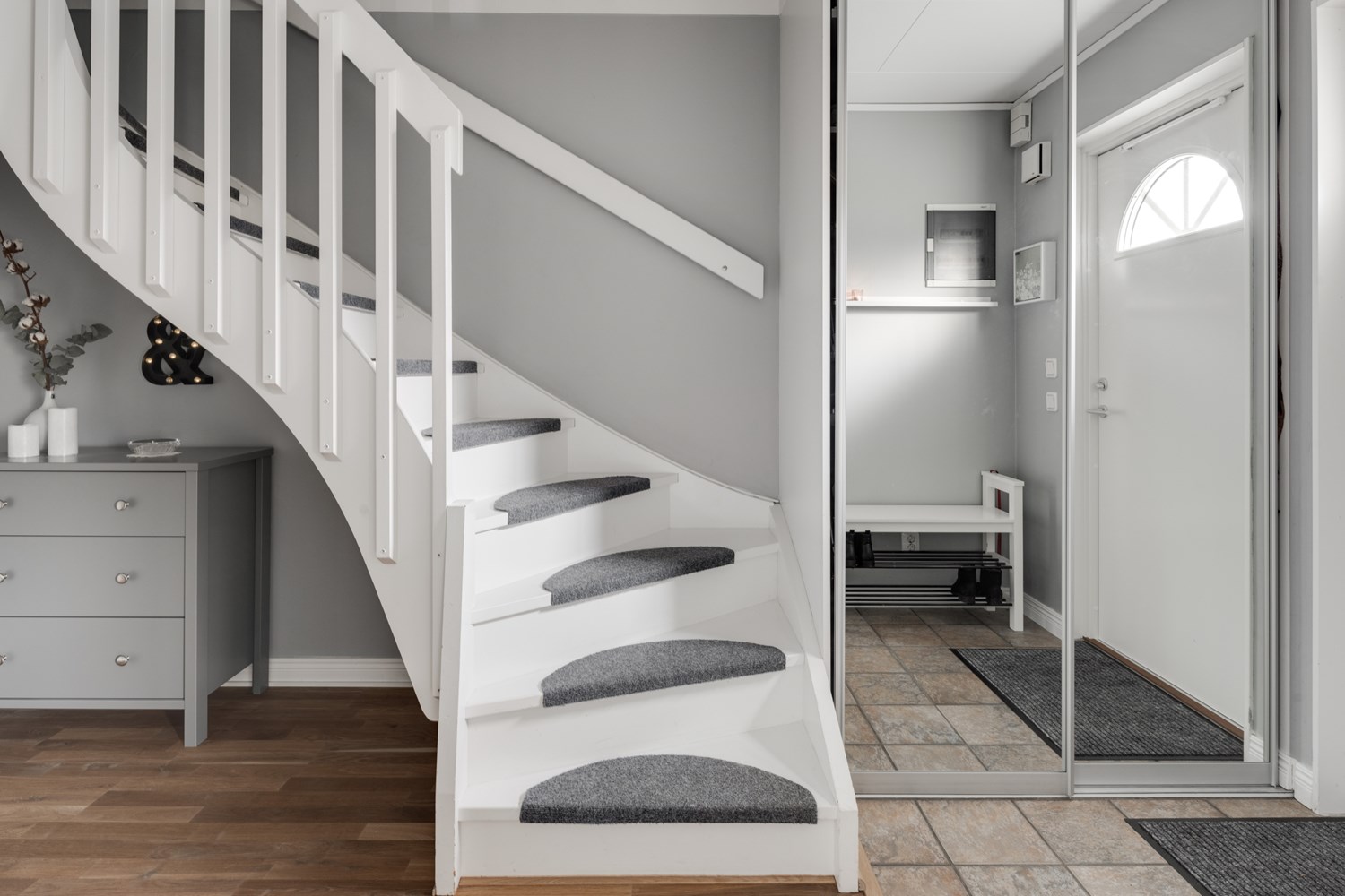 Hall med skjutdörrsgarderob