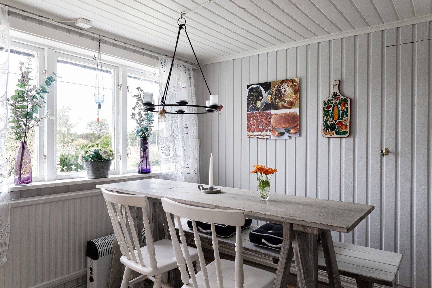 Matplats med utsikt över trädgården